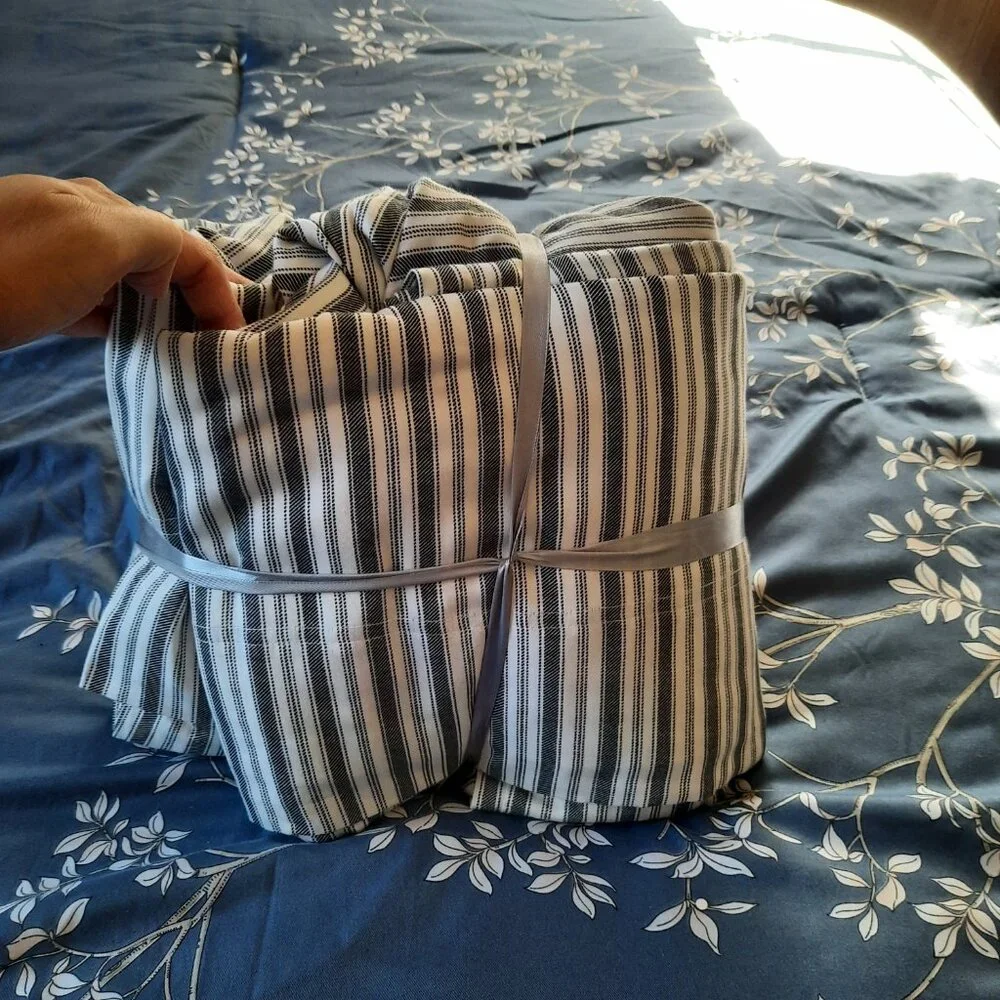 BHG 4-Pc KING Bedsheet Set 100% Cotton - Black/White Single Stripes, Like NEW!